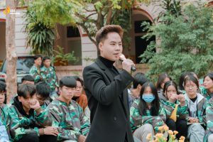 Nam MC Hoàng Minh.