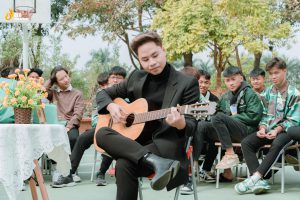 Trước khi kết thúc chương trình, MC Hoàng Minh “khoe” chất giọng ngọt ngào dành tặng các bạn học sinh.