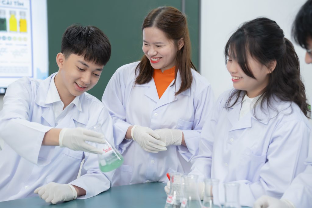 Buổi học thực hành tại trường THPT Phạm Ngũ Lão Buổi học thực hành tại trường THPT Phạm Ngũ Lão