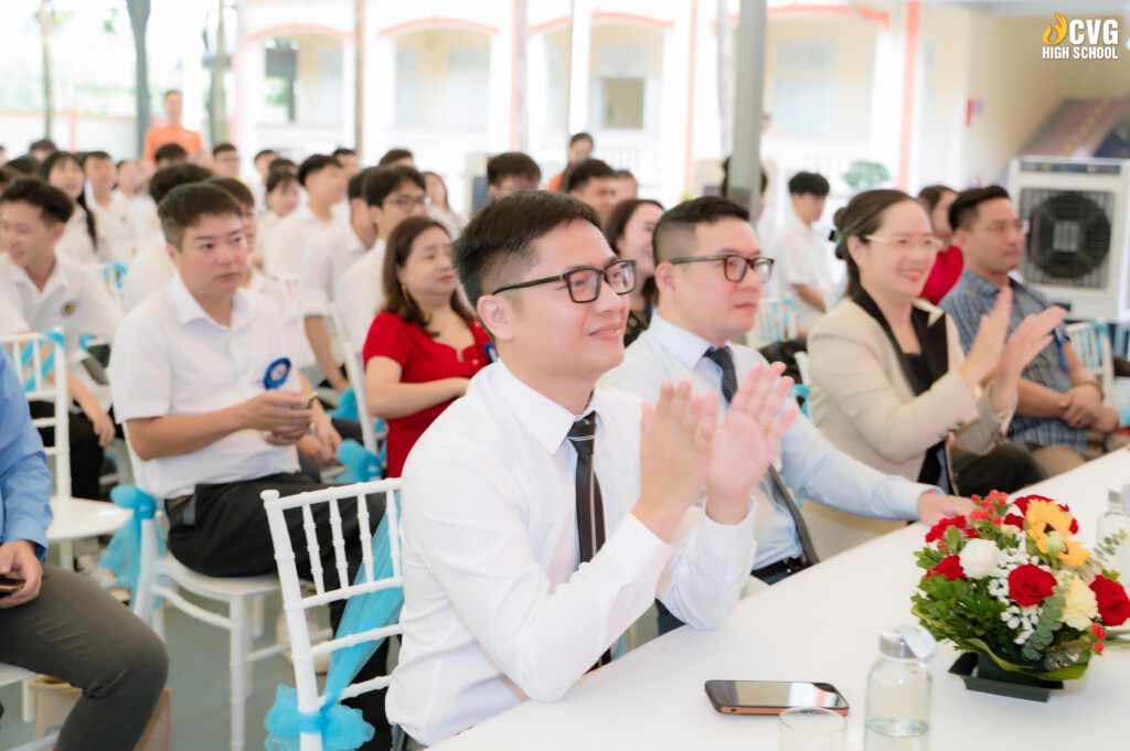 Tất cả mọi người đều hân hoan hòa chung không khí của ngày tựu trường Tất cả mọi người đều hân hoan hòa chung không khí của ngày tựu trường