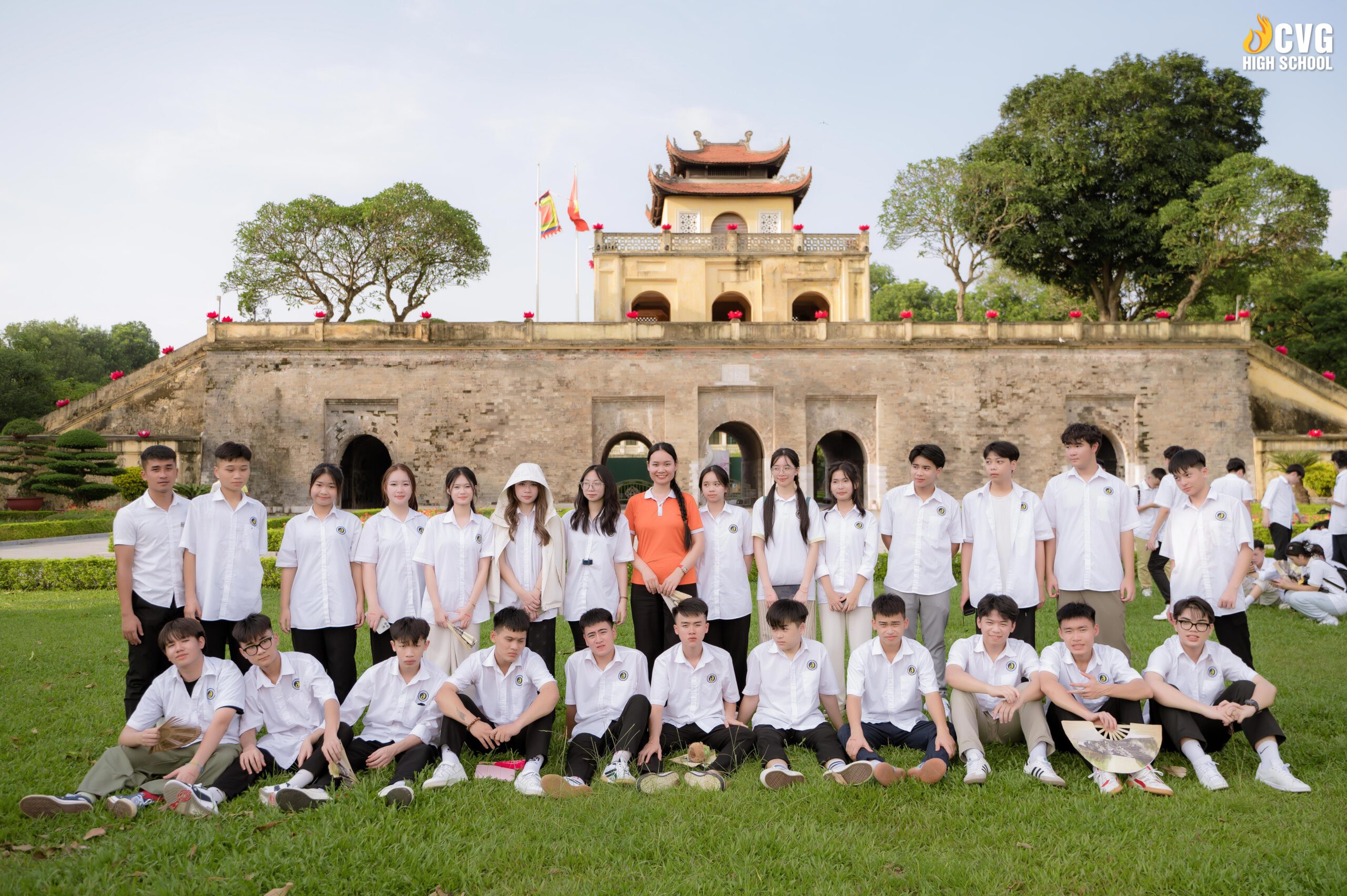 Giáo viên và Học sinh CEO Việt Nam High School chụp hình lưu niệm tại Hoàng thành Thăng Long. Giáo viên và Học sinh CEO Việt Nam High School chụp hình lưu niệm tại Hoàng thành Thăng Long.