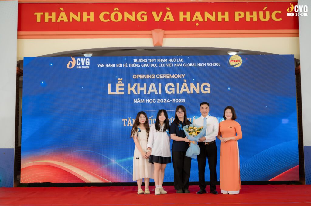 Buổi lễ khai giảng còn có sự tham gia của các cựu học sinh K1 Buổi lễ khai giảng còn có sự tham gia của các cựu học sinh K1