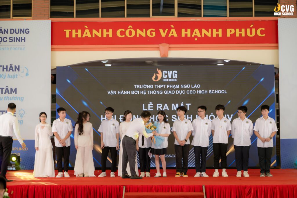 Trong ngày khai giảng, nhà trường cũng tổ chức lễ ra mắt Hội đồng Học sinh - cơ quan đại diện cho tiếng nói CVHSer và là cầu nối giữa Nhà trường với Học sinh Trong ngày khai giảng, nhà trường cũng tổ chức lễ ra mắt Hội đồng Học sinh - cơ quan đại diện cho tiếng nói CVHSer và là cầu nối giữa Nhà trường với Học sinh