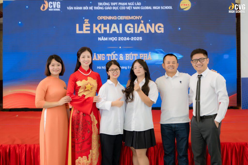Rất nhiều quý phụ huynh học sinh cũng có mặt để cùng con dự lễ khai giảng Rất nhiều quý phụ huynh học sinh cũng có mặt để cùng con dự lễ khai giảng