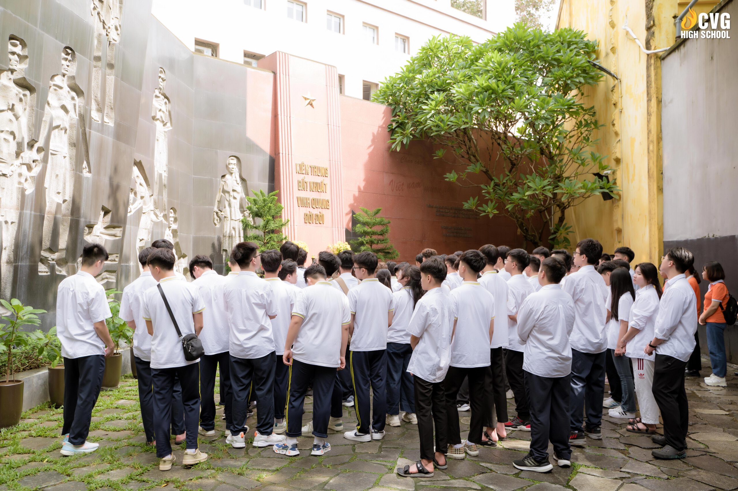 Học sinh CEO High School xúc động trước Đài tưởng niệm các anh hùng liệt sĩ tại Nhà tù Hoả Lò. Học sinh CEO High School xúc động trước Đài tưởng niệm các anh hùng liệt sĩ tại Nhà tù Hoả Lò.