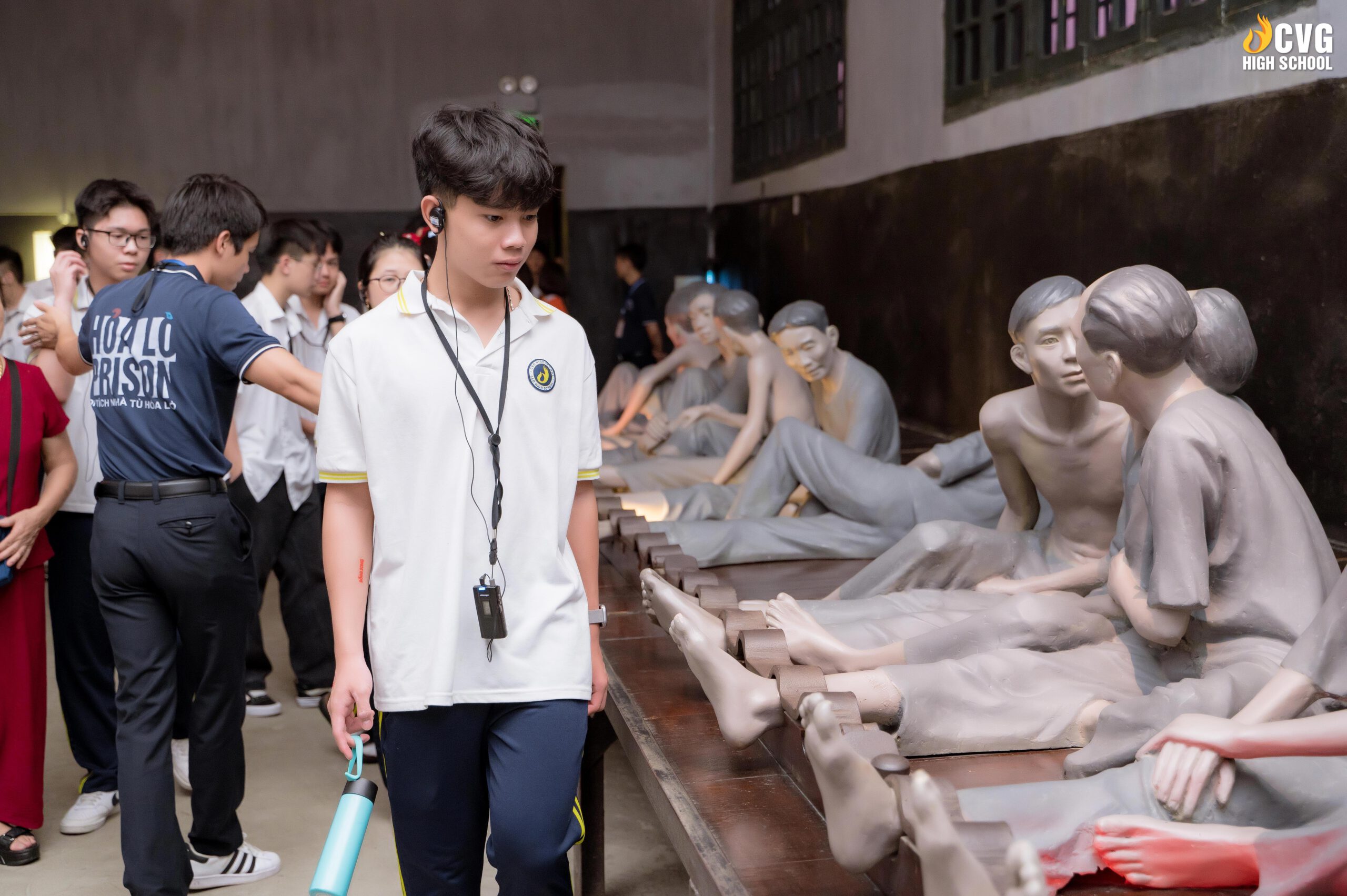 Sống trong những khoảnh khắc thiêng liêng của lịch sử kháng chiến quật cường. Sống trong những khoảnh khắc thiêng liêng của lịch sử kháng chiến quật cường.
