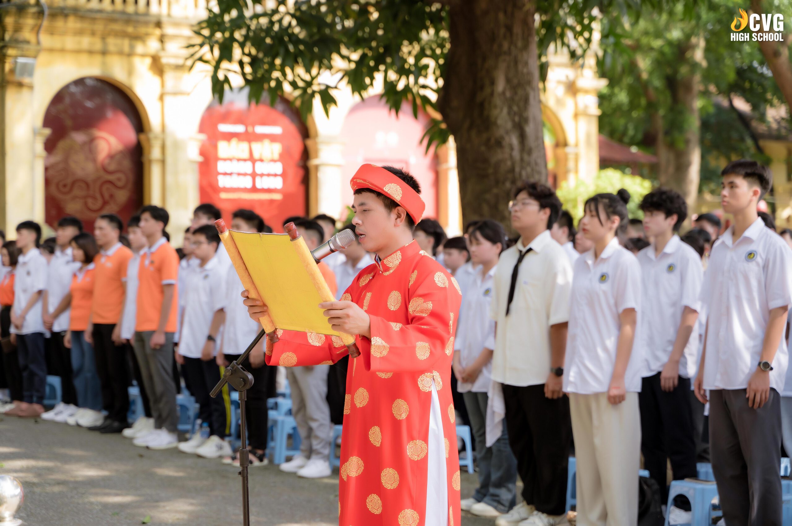 CVHSer trải nghiệm các hoạt động đậm đà bản sắc dân tộc trước thềm Điện Kính Thiên. CVHSer trải nghiệm các hoạt động đậm đà bản sắc dân tộc trước thềm Điện Kính Thiên.