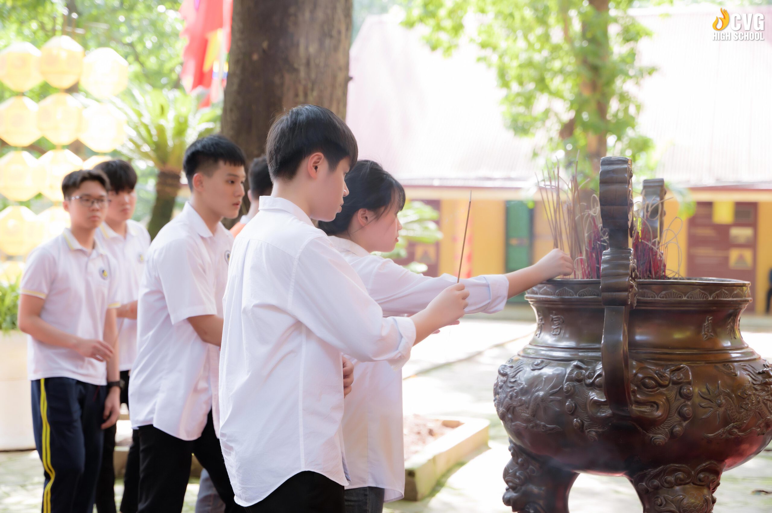 Các em học sinh thắp hương bày tỏ lòng biết ơn nguồn cội tại Hoàng thành Thăng Long. Các em học sinh thắp hương bày tỏ lòng biết ơn nguồn cội tại Hoàng thành Thăng Long.