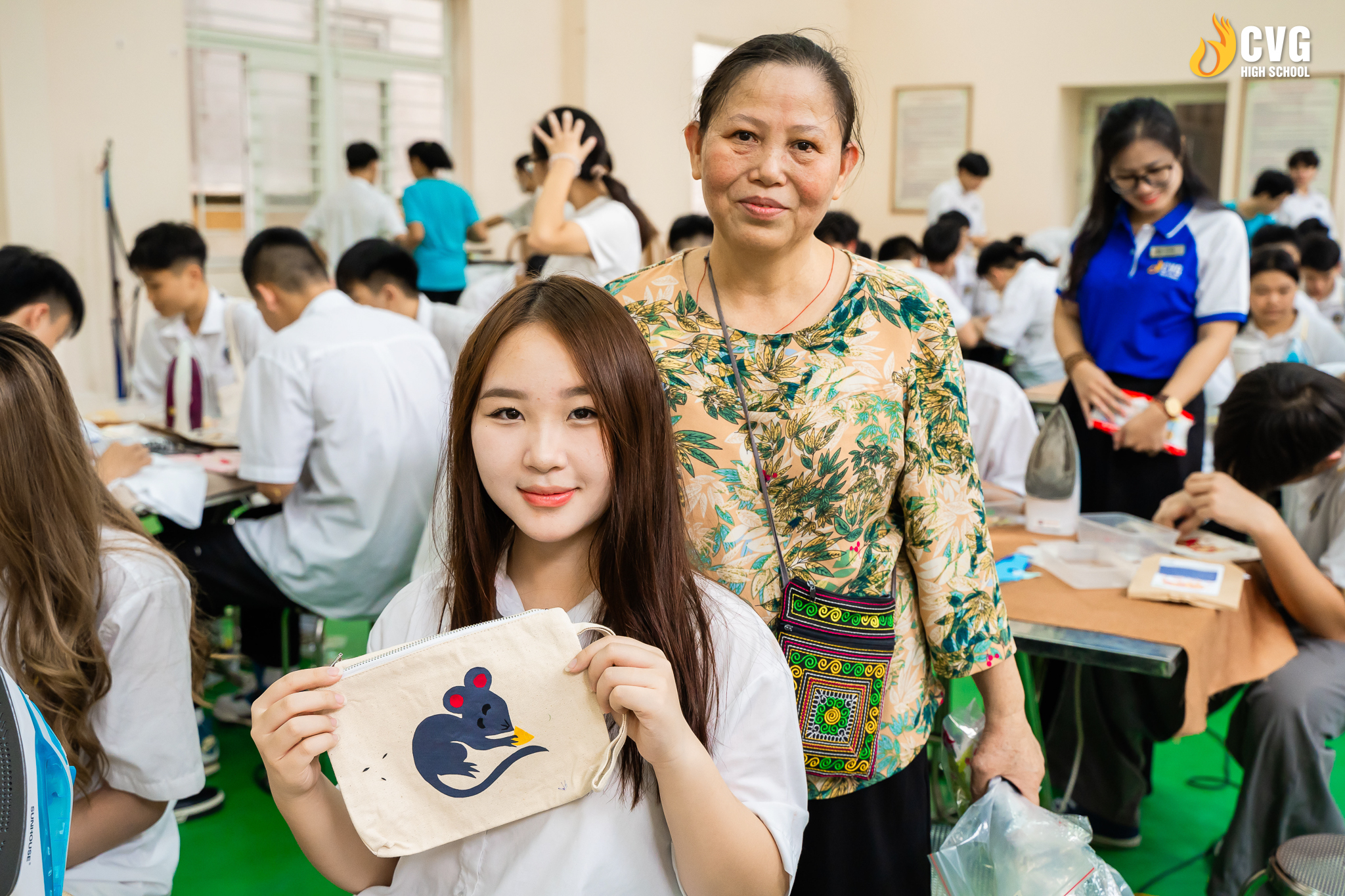 Các CVHSer được tự tay làm ra sản phẩm của riêng mình dưới sự hướng dẫn của các cô chú, anh chị tại Vụn Art Các CVHSer được tự tay làm ra sản phẩm của riêng mình dưới sự hướng dẫn của các cô chú, anh chị tại Vụn Art