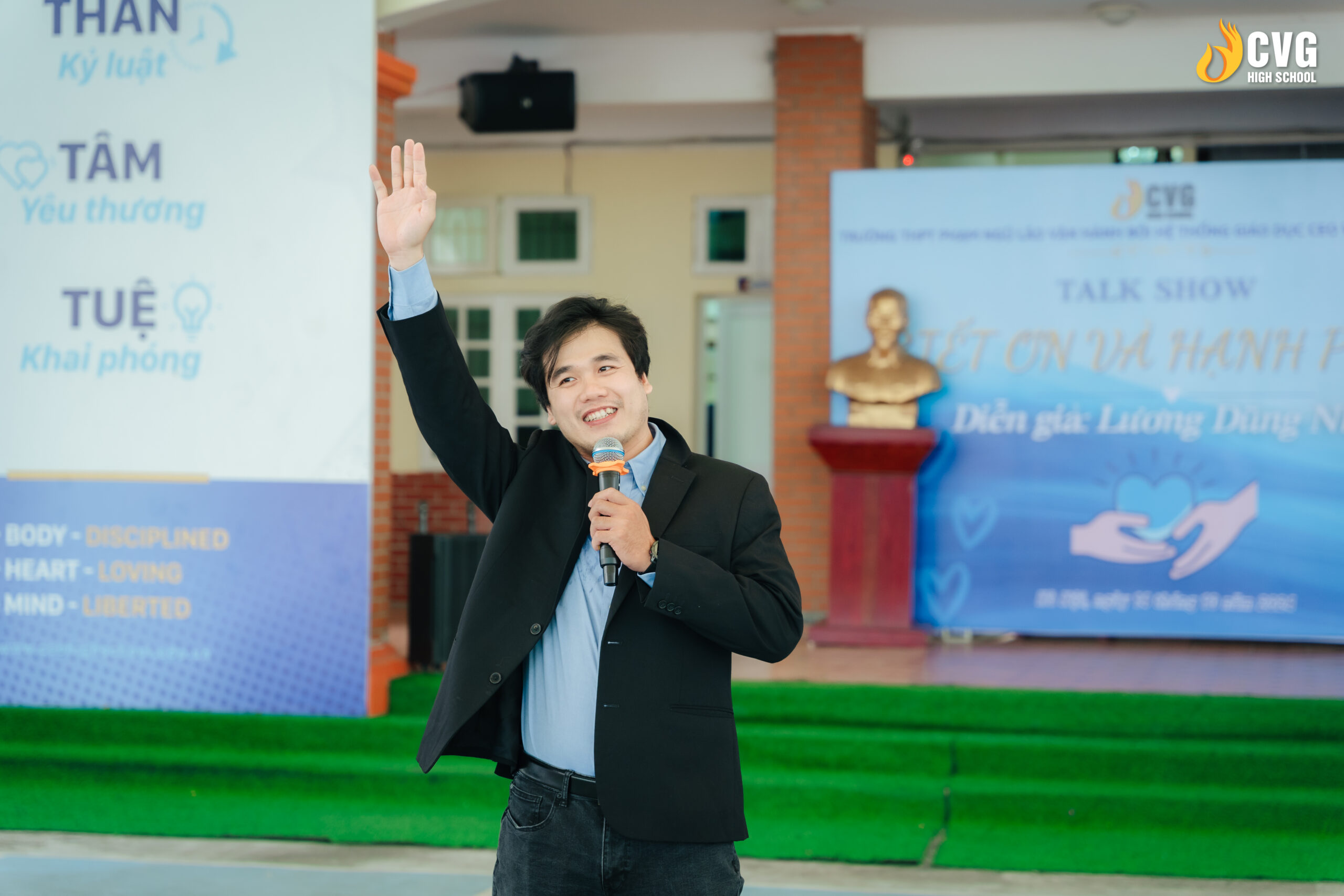 Diễn giả Lương Dũng Nhân nhiệt huyết trong buổi chia sẻ Diễn giả Lương Dũng Nhân nhiệt huyết trong buổi chia sẻ