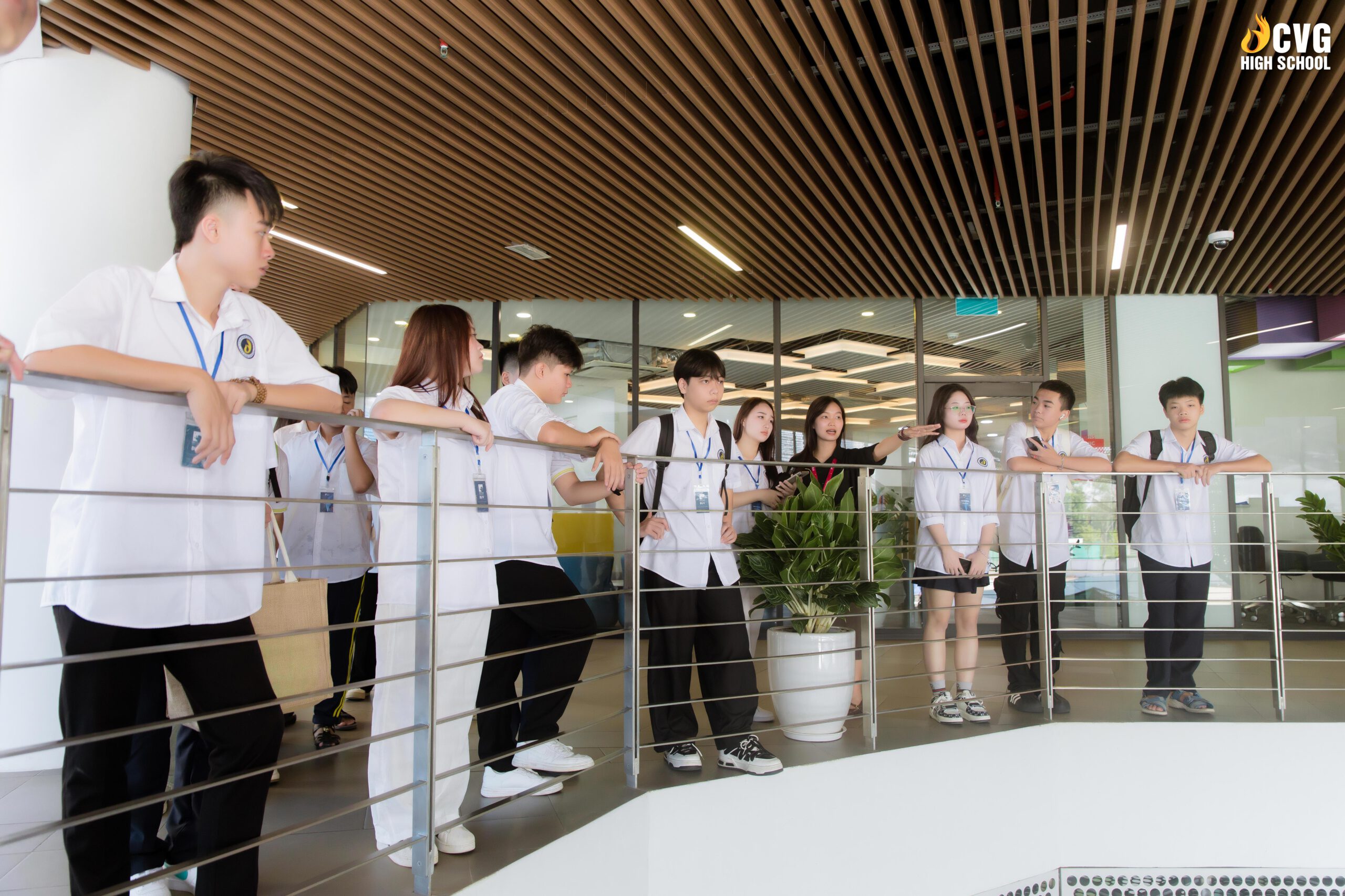 Đại diện Đại học Anh Quốc Việt Nam (BUV) đưa các CVHSer đi tham quan và giới thiệu về trường Đại diện Đại học Anh Quốc Việt Nam (BUV) đưa các CVHSer đi tham quan và giới thiệu về trường