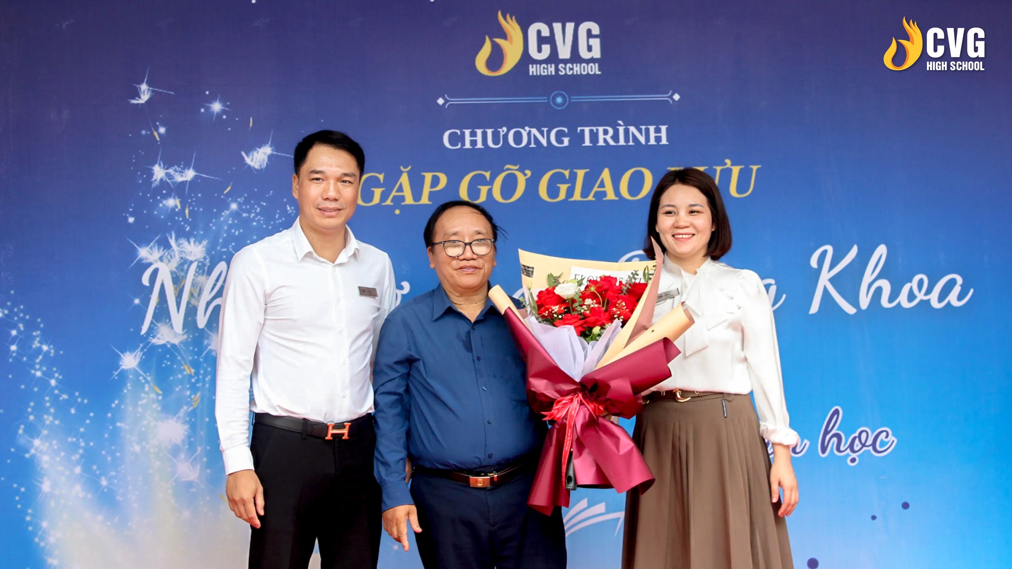 Ban Giám hiệu Nhà trường tặng hoa, chụp ảnh lưu niệm cùng khách mời - Nhà thơ Trần Đăng Khoa. Ban Giám hiệu Nhà trường tặng hoa, chụp ảnh lưu niệm cùng khách mời - Nhà thơ Trần Đăng Khoa.