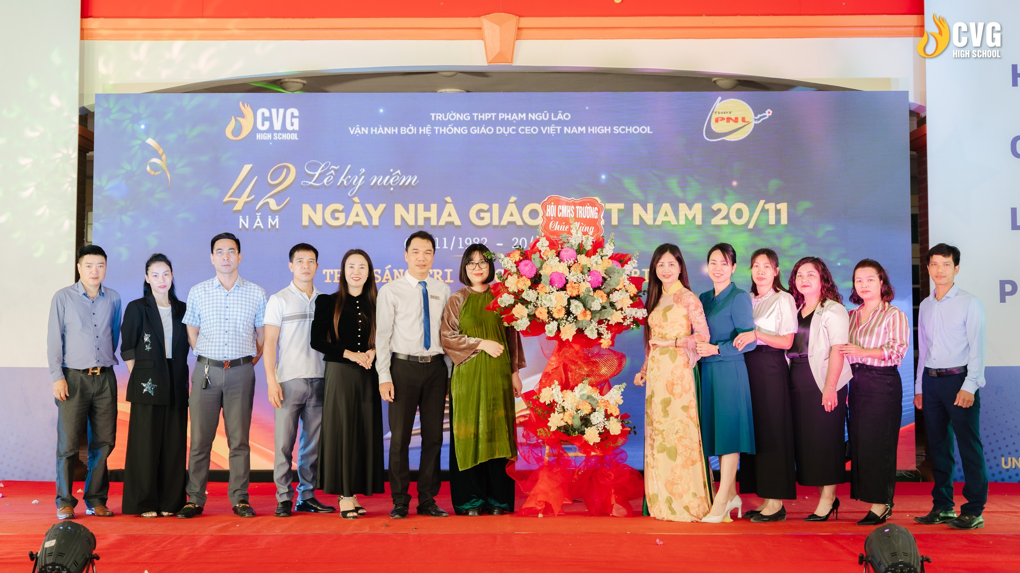 Đại diện Phụ huynh Học sinh tặng hoa cho Ban lãnh đạo, Ban Giám hiệu và Cán bộ, Giáo viên, Nhân viên Nhà trường