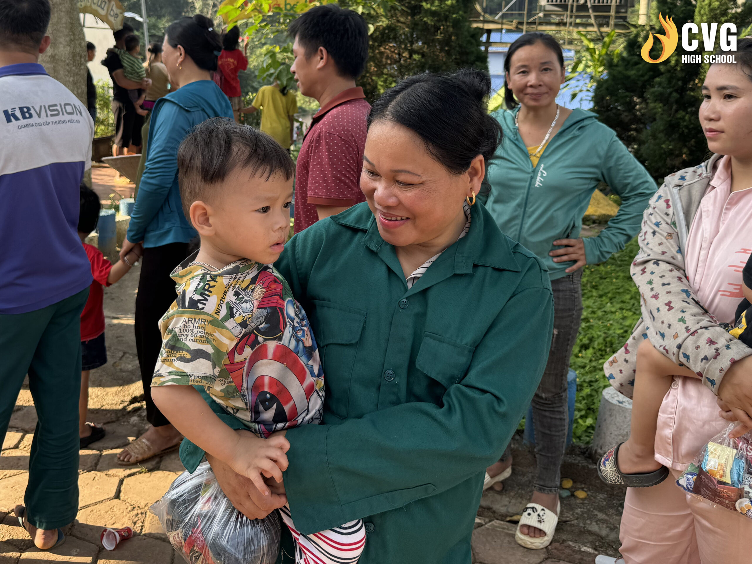 Nụ cười của bà con xã Xuân Hoà, huyện Bảo Yên xoá tan mọi vất vả của chuyến đi Nụ cười của bà con xã Xuân Hoà, huyện Bảo Yên xoá tan mọi vất vả của chuyến đi