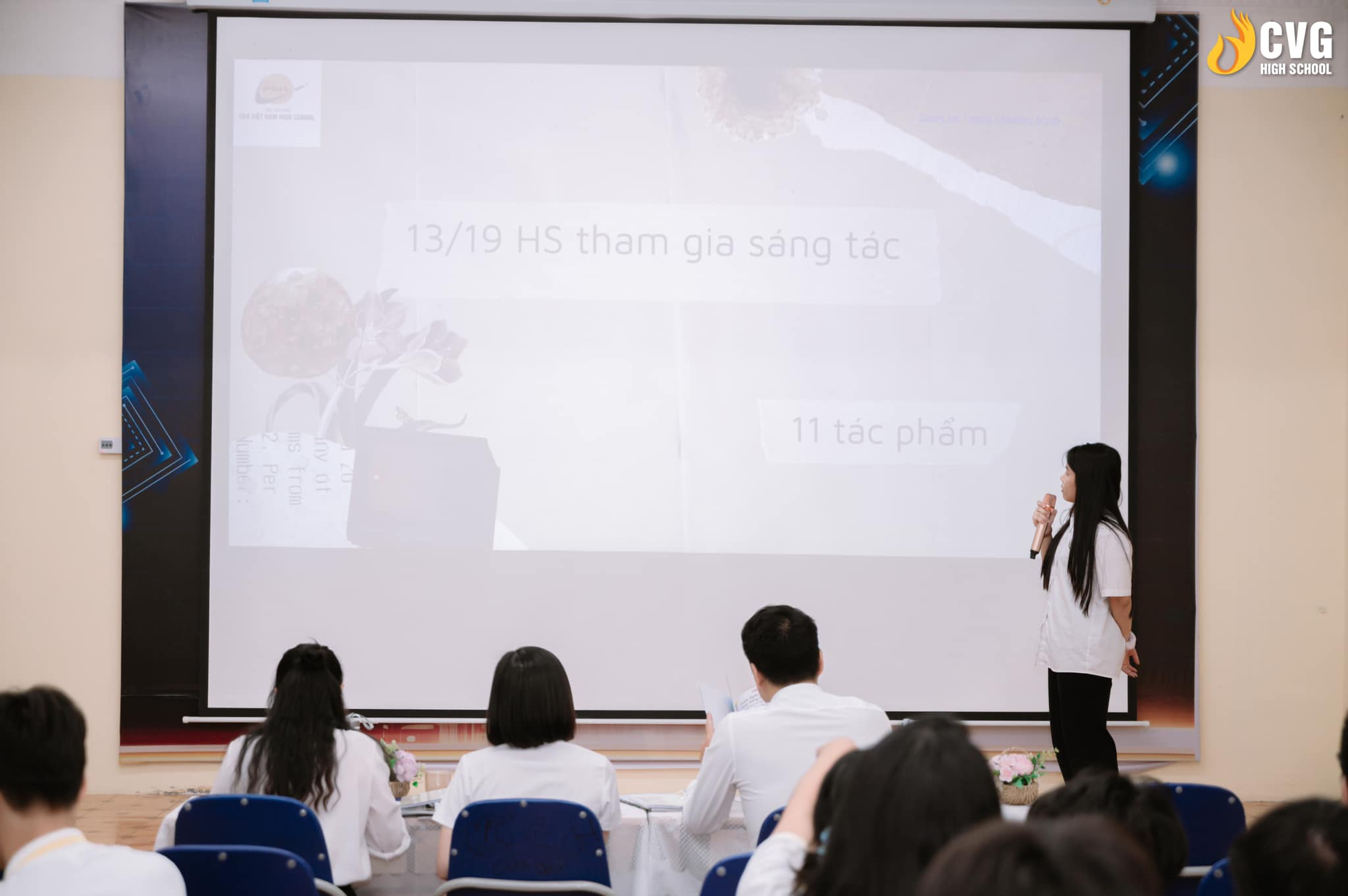 Các CVHSer say mê trình bày về ý tưởng, nội dung cuốn sách do chính mình tạo nên Các CVHSer say mê trình bày về ý tưởng, nội dung cuốn sách do chính mình tạo nên