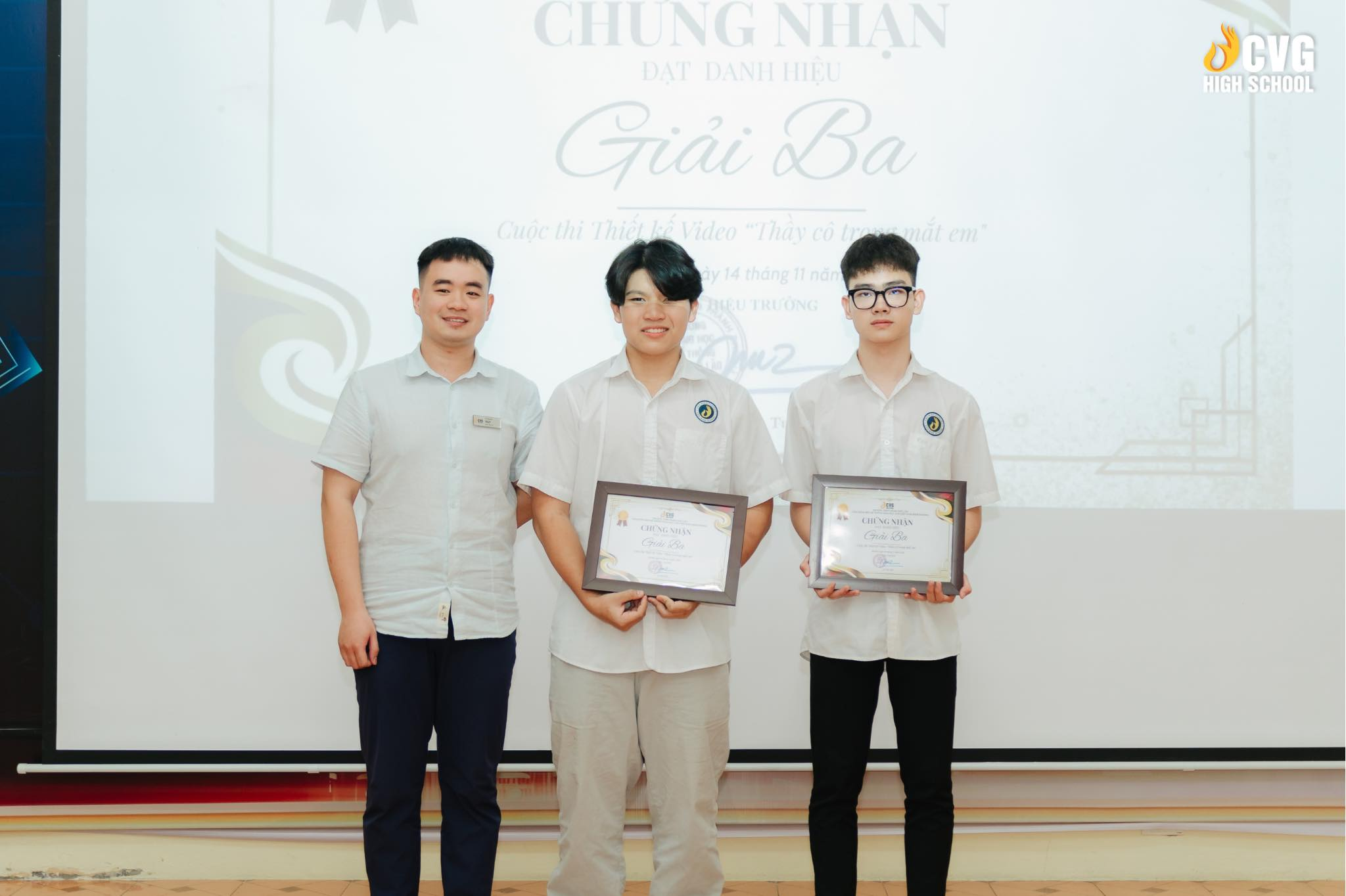 Ban tổ chức cuộc thi trao giải cho các tác phẩm tiêu biểu