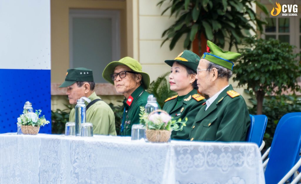 Các khách mời đặc biệt hiện diện trong buổi giao lưu, gặp gỡ với Cựu chiến binh tại CEO Việt Nam High School