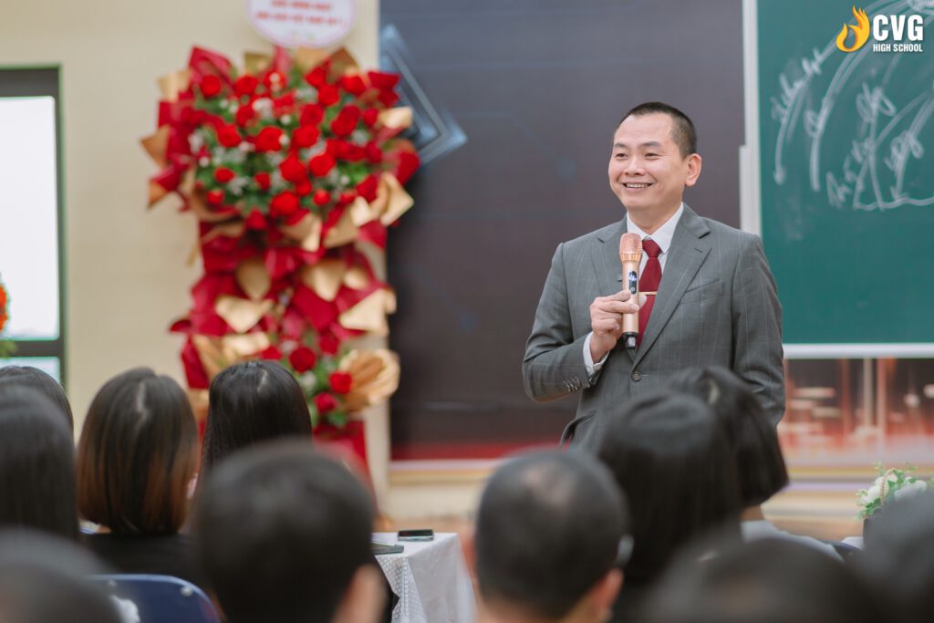 Thầy Ngô Minh Tuấn tại Hội thảo truyền cảm hứng và chia sẻ kinh nghiệm đồng hành cùng con trở thành Doanh nhân thành công và hạnh phúc trong tương lai dành cho Phụ huynh Học sinh