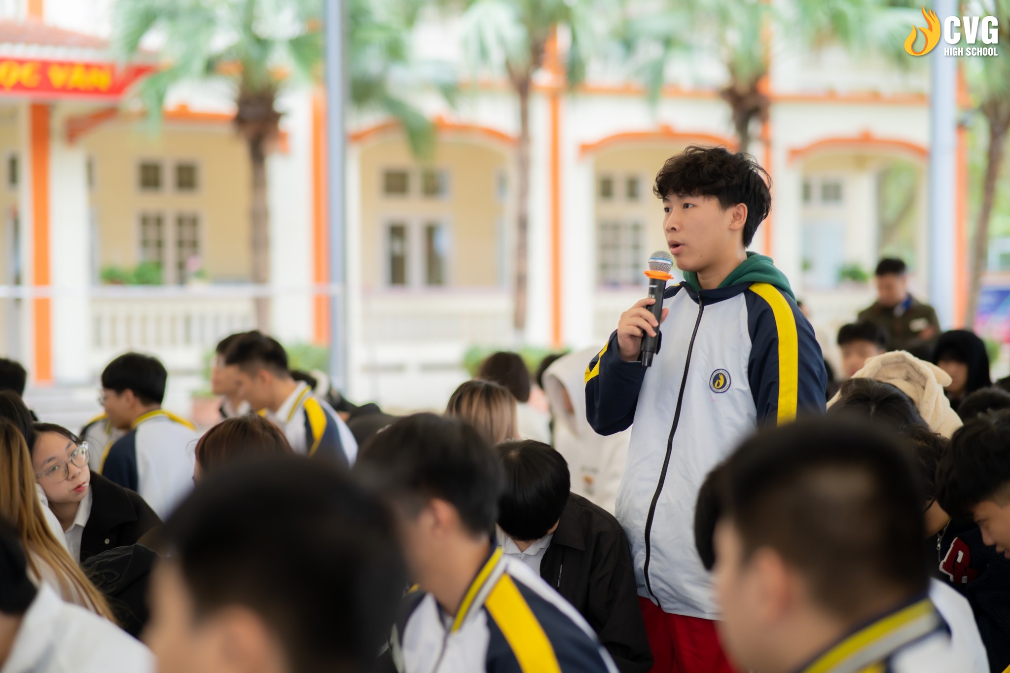 CVHSer hào hứng đặt câu hỏi cho diễn giả về các phương pháp quản lý cảm xúc hiệu quả CVHSer hào hứng đặt câu hỏi cho diễn giả về các phương pháp quản lý cảm xúc hiệu quả