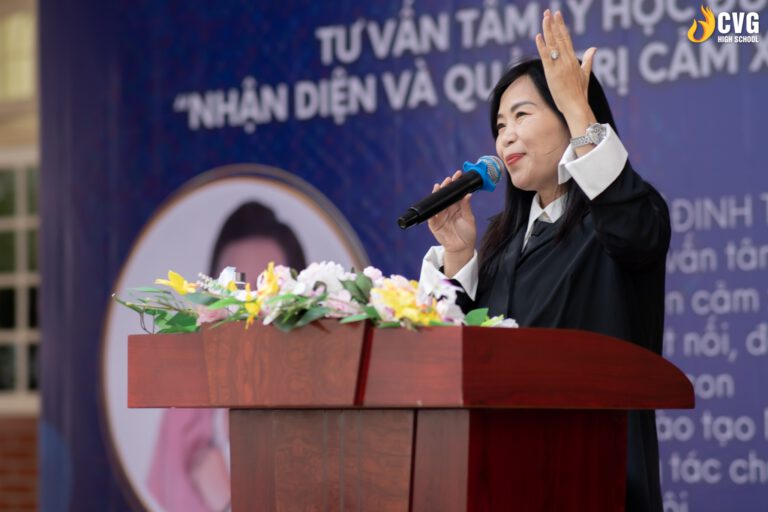 CVHSer hào hứng đặt câu hỏi cho diễn giả về các phương pháp quản lý cảm xúc hiệu quả